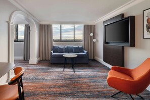 Suite – junior, 1 kingsize-seng | Oppholdsrom | En 49-tommers Flatskjerm-TV med Parabol-TV samt LED-TV