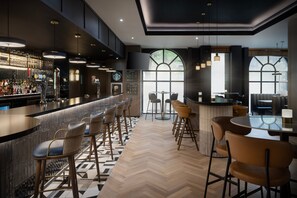 Serves lunch and dinner - Glasgow Marriott Hotel (Glasgow)