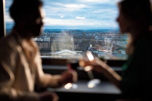 Serves lunch and dinner - Glasgow Marriott Hotel (Glasgow)