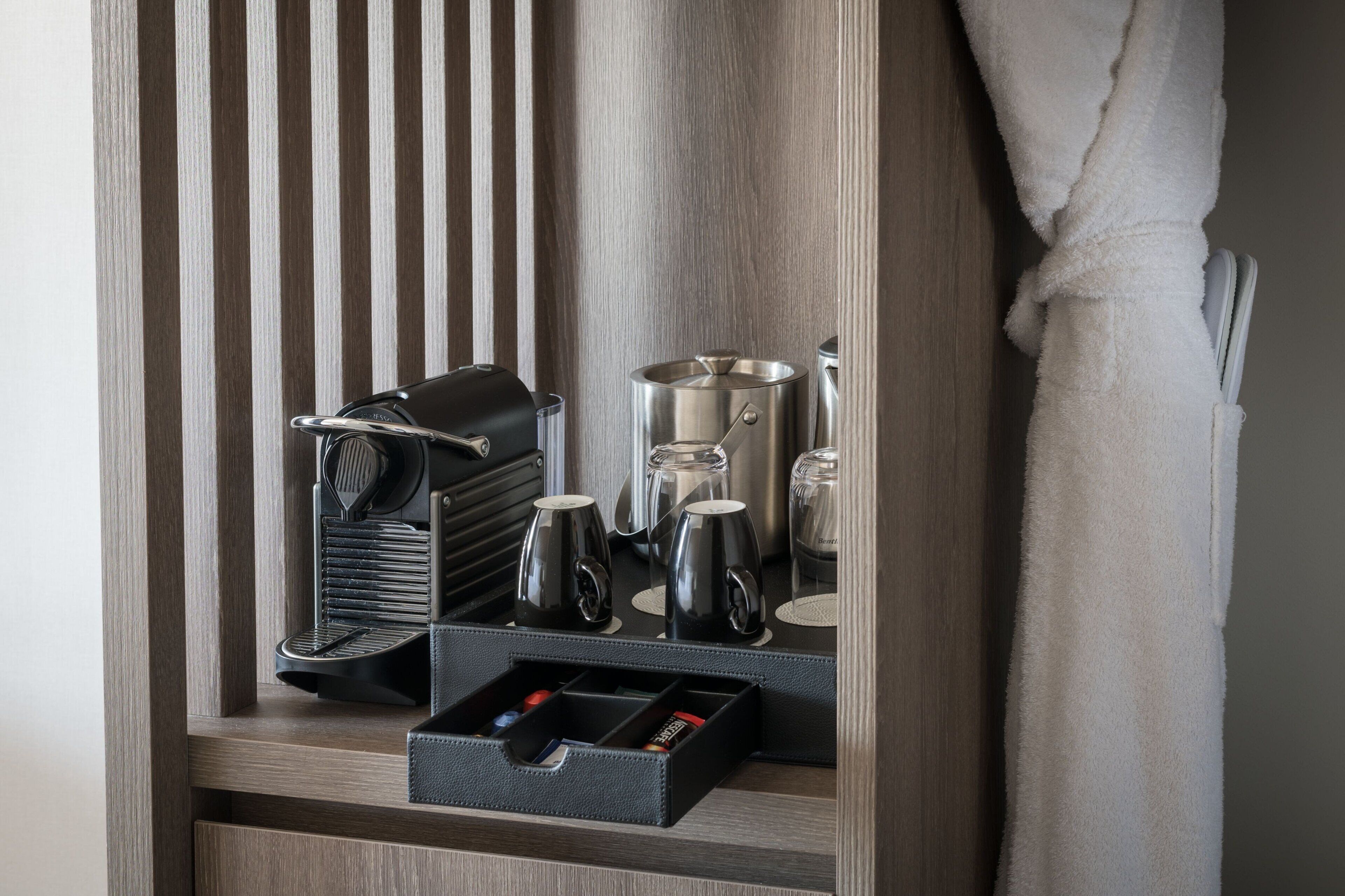 1 bedroom, frette italian sheets, premium bedding, down duvets