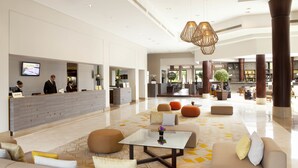 A spacious lobby with a reception desk, comfortable seating areas, and a large chandelier. - Paris Marriott Charles de Gaulle Airport Hotel (Roissy-en-France)