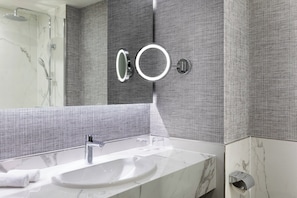 Eco-friendly toiletries, hair dryer, towels, soap - Paris Marriott Charles de Gaulle Airport Hotel (Roissy-en-France)
