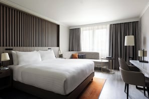 Frette Italian sheets, premium bedding, down comforters, pillowtop beds - Paris Marriott Charles de Gaulle Airport Hotel (Roissy-en-France)