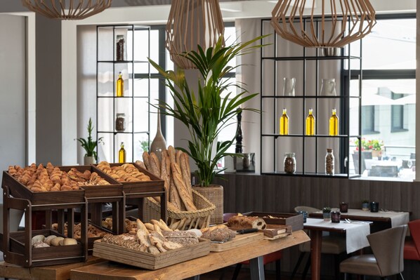 Desayuno buffet diario (EUR 29 por persona)
