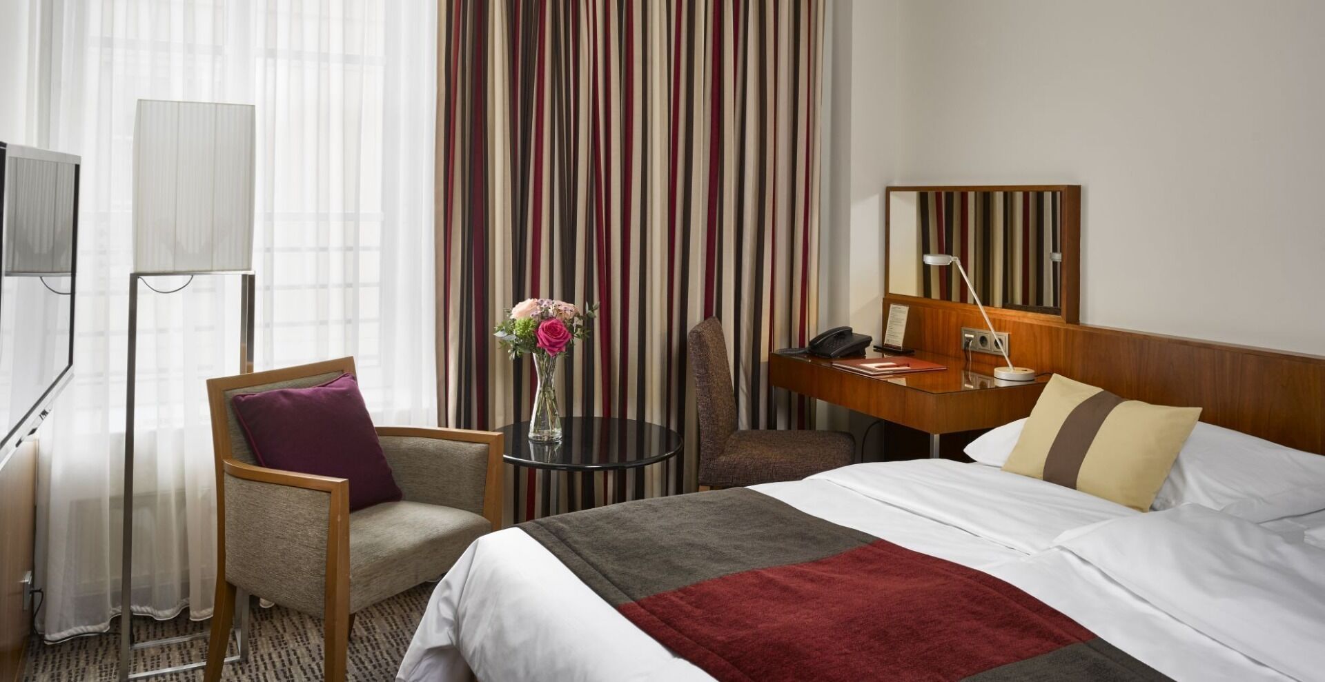 solo urban | minibar, in-room safe, desk, laptop workspace