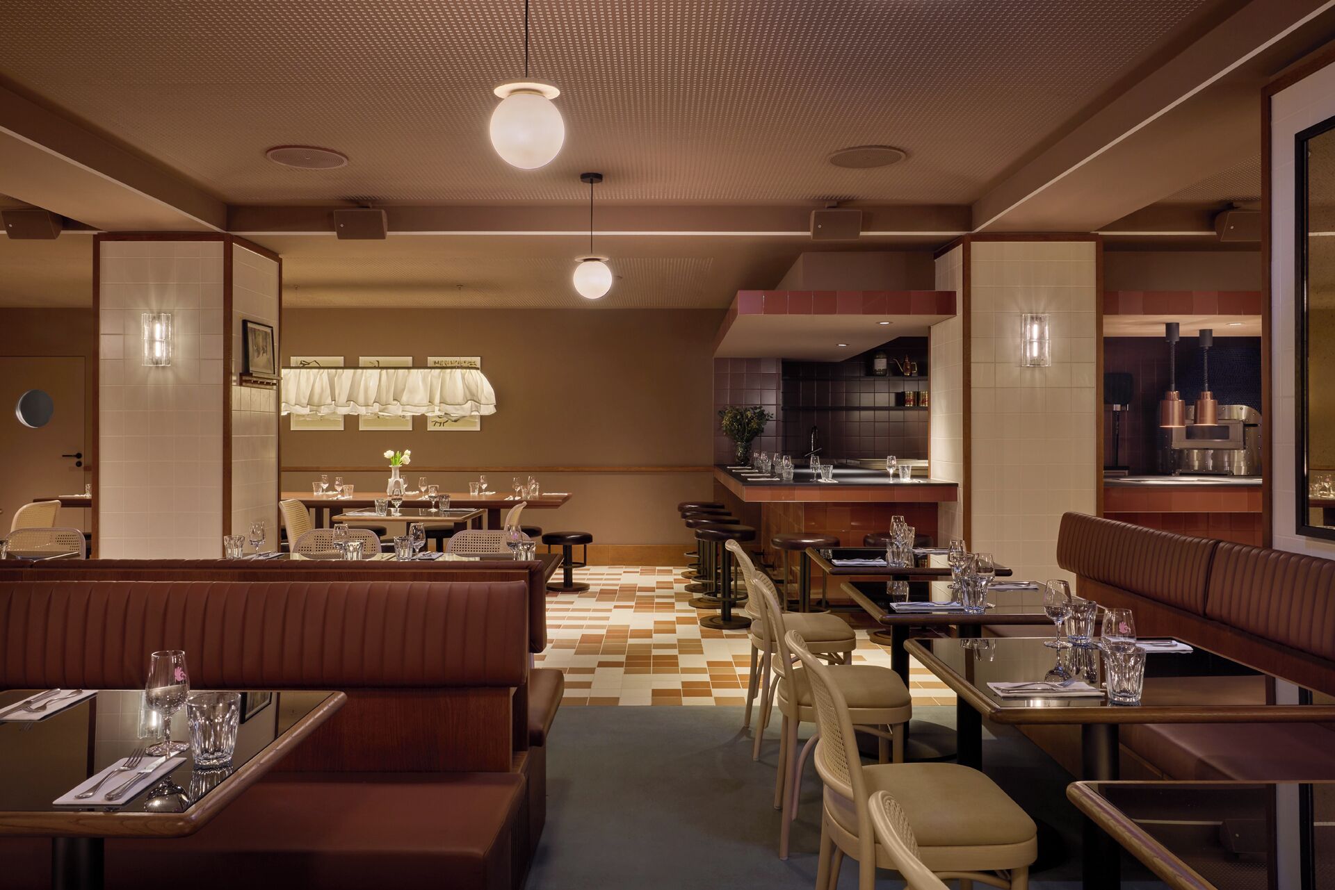 Interior de restaurante com cabines, mesas e área de bar.
