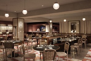 Déjeuner et dîner servis sur place, spécialités Cuisine internationale