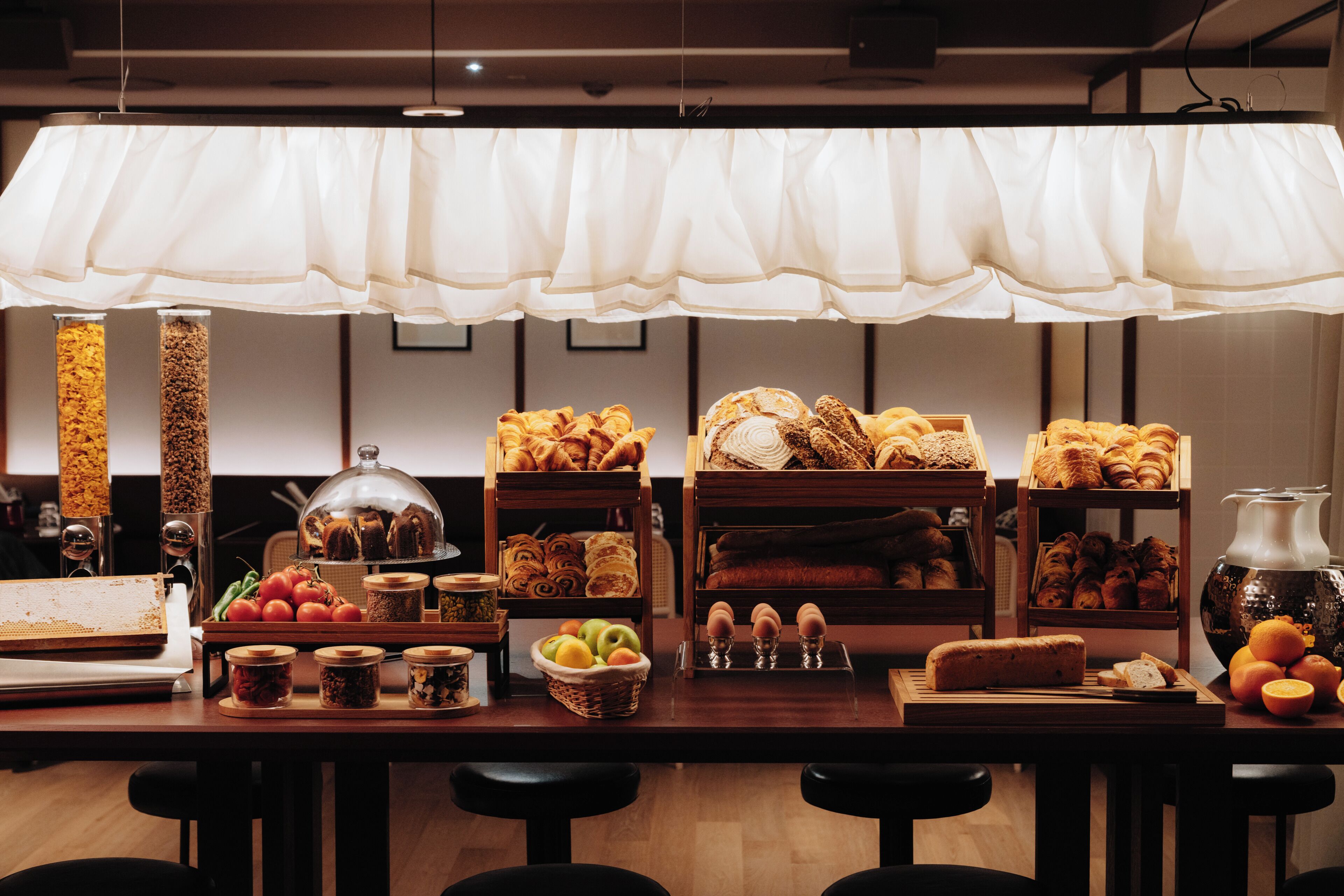 بوفيه فطور يوميًا بتكلفة قدرها (25 EUR للشخص)