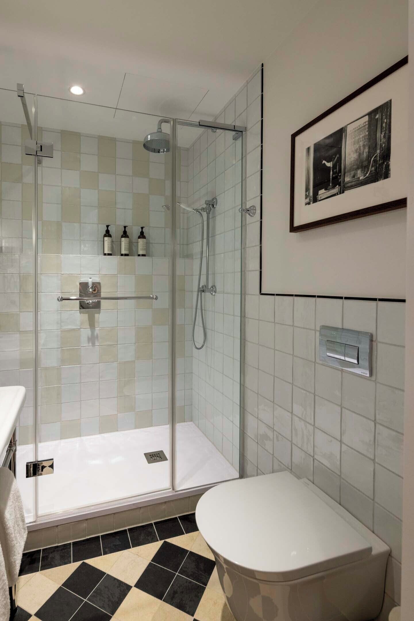 Combined shower/bathtub, hair dryer, towels