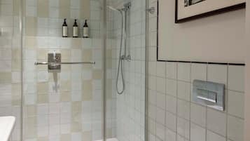 Combined shower/bathtub, hair dryer, towels