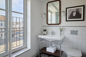 Double Room | Bathroom | Combined shower/tub, hair dryer, towels - Miiro Spittelberg NEW OPENING (Vienna)