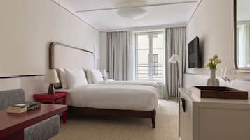 Twin Room | Minibar, in-room safe, desk, laptop workspace