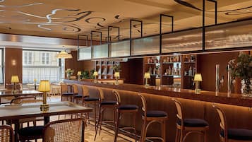 Lunch and dinner served, international cuisine