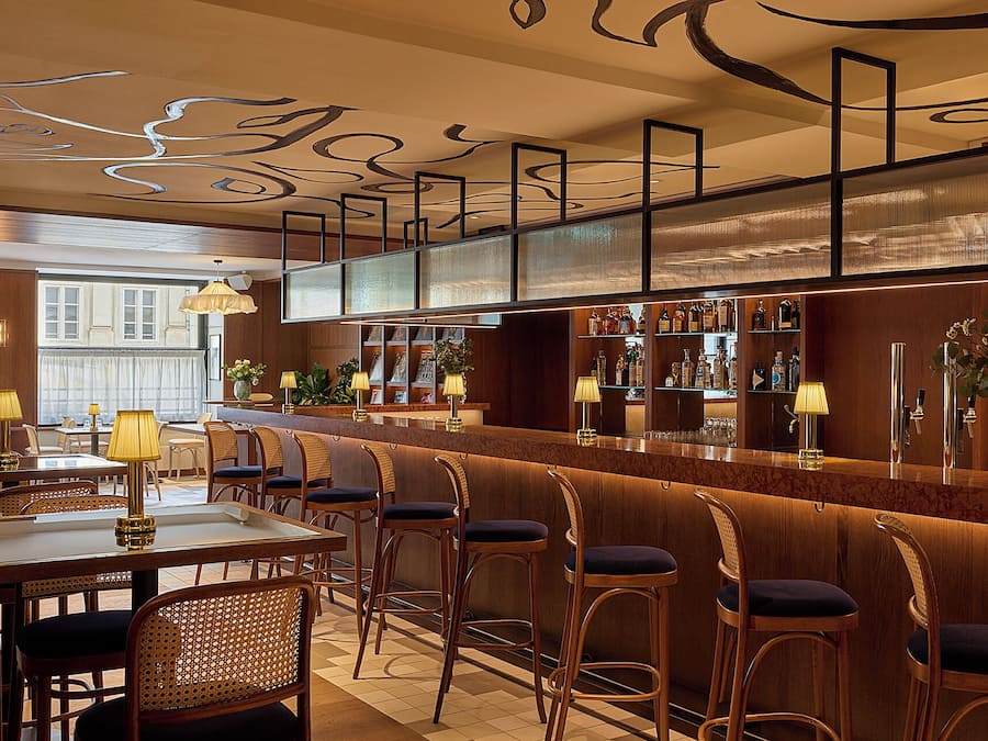 Lunch and dinner served, international cuisine