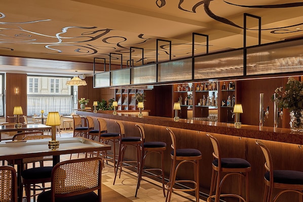 Lunch and dinner served, international cuisine