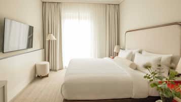 Deluxe Studio | Minibar, in-room safe, desk, laptop workspace
