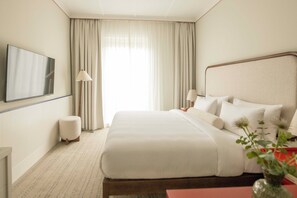 Studio Deluks | Minibar, brankas, meja kerja, dan ruang kerja ramah laptop