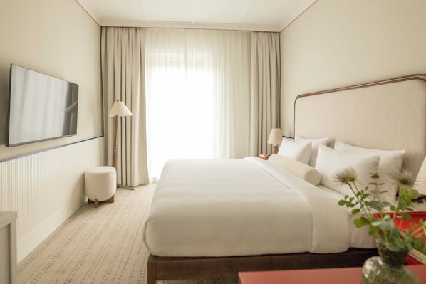 Deluxe Studio | Minibar, in-room safe, desk, laptop workspace