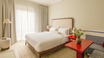 Minibar, coffres-forts dans les chambres, bureau