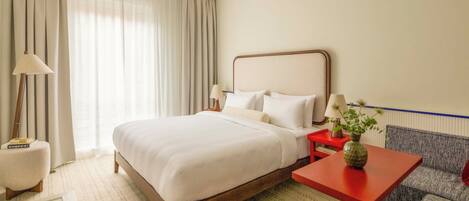 Minibar, caixa forta a l'habitació i escriptori