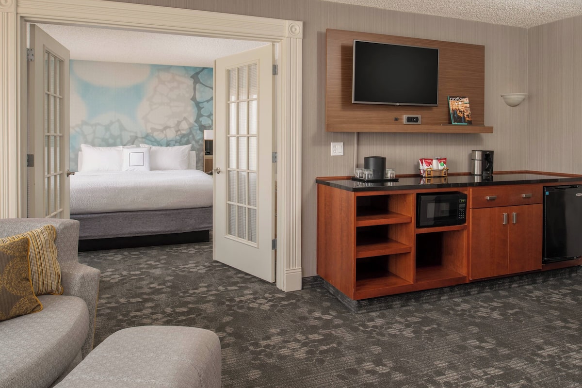 Suite, 1 Bedroom, Non Smoking | In-room safe, desk, laptop workspace, iron/ironing board
