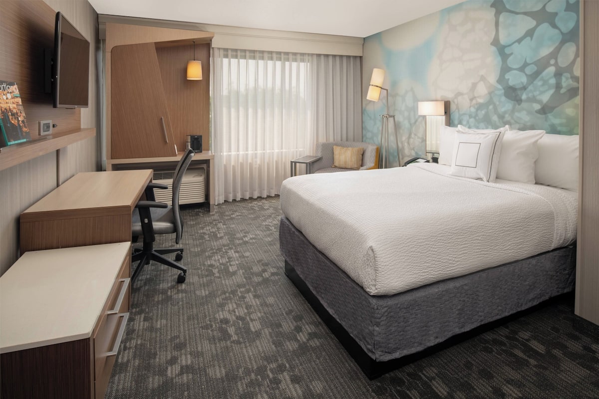 In-room safe, desk, laptop workspace, iron/ironing board