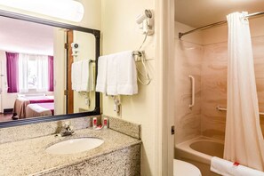 Bañera, secador de pelo y toallas