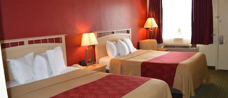Habitación doble estándar, 2 camas matrimoniales, para no fumadores | Tabla de planchar con plancha, wifi gratis y ropa de cama