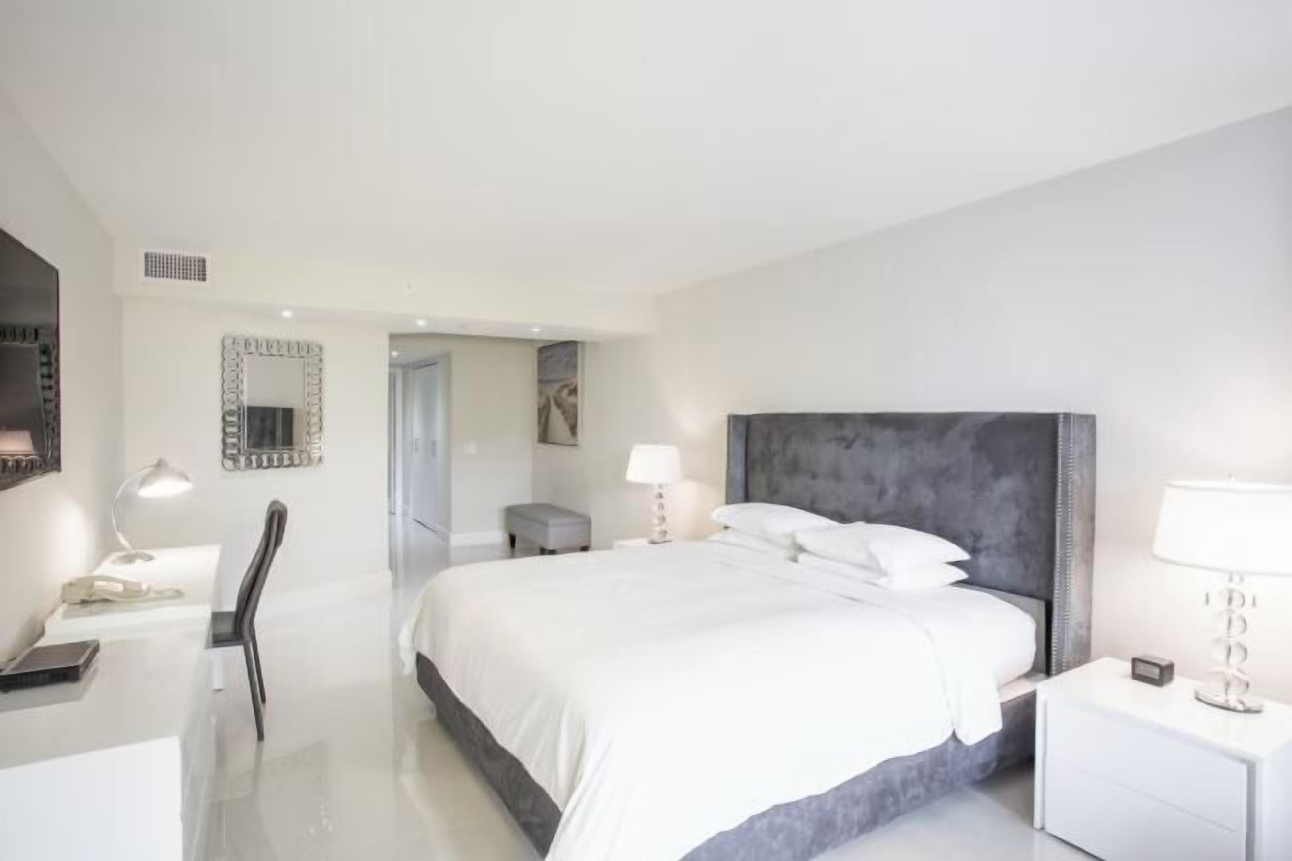 Ropa de cama hipoalergénica y caja de seguridad en la habitación 