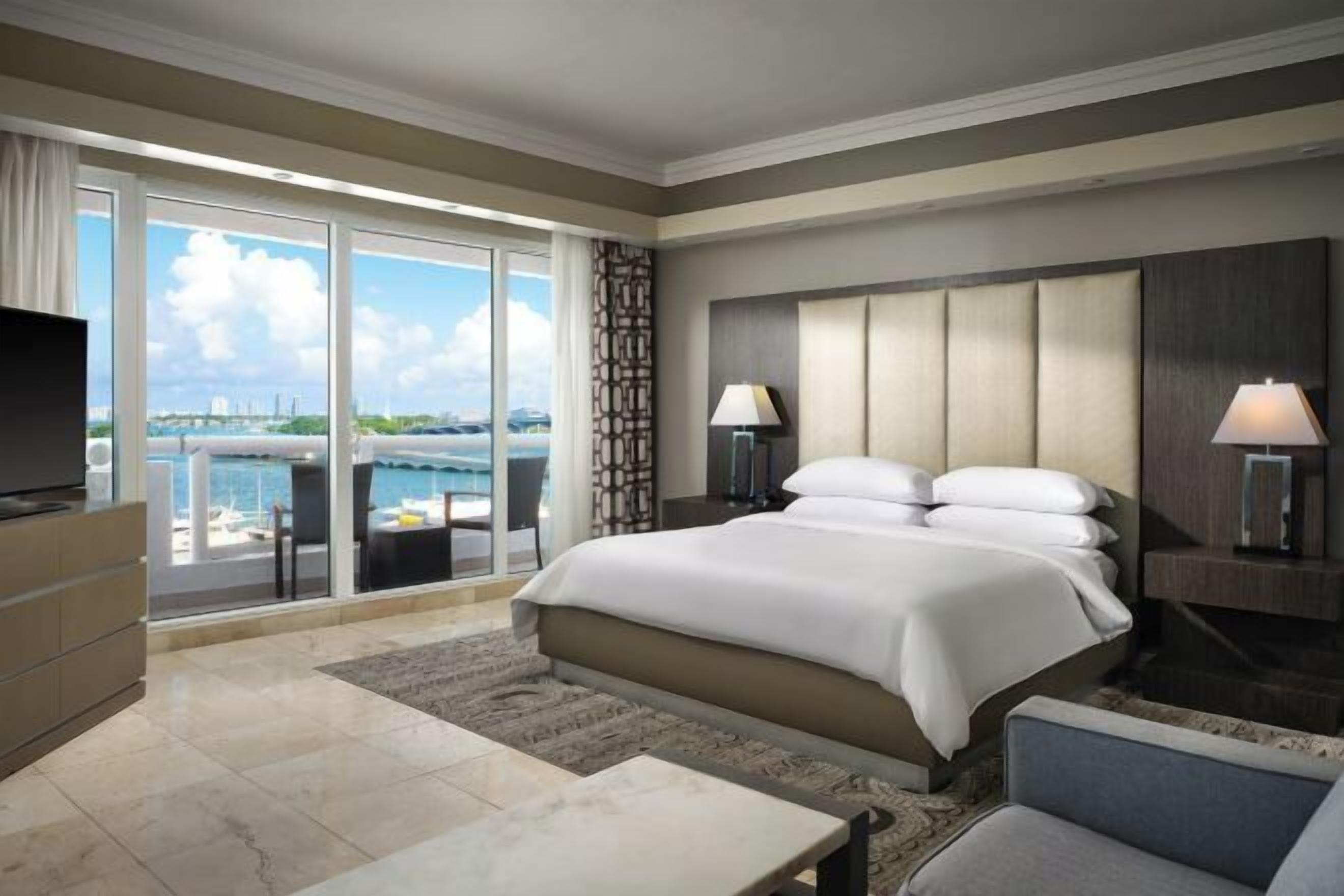 Ropa de cama hipoalergénica y caja de seguridad en la habitación 