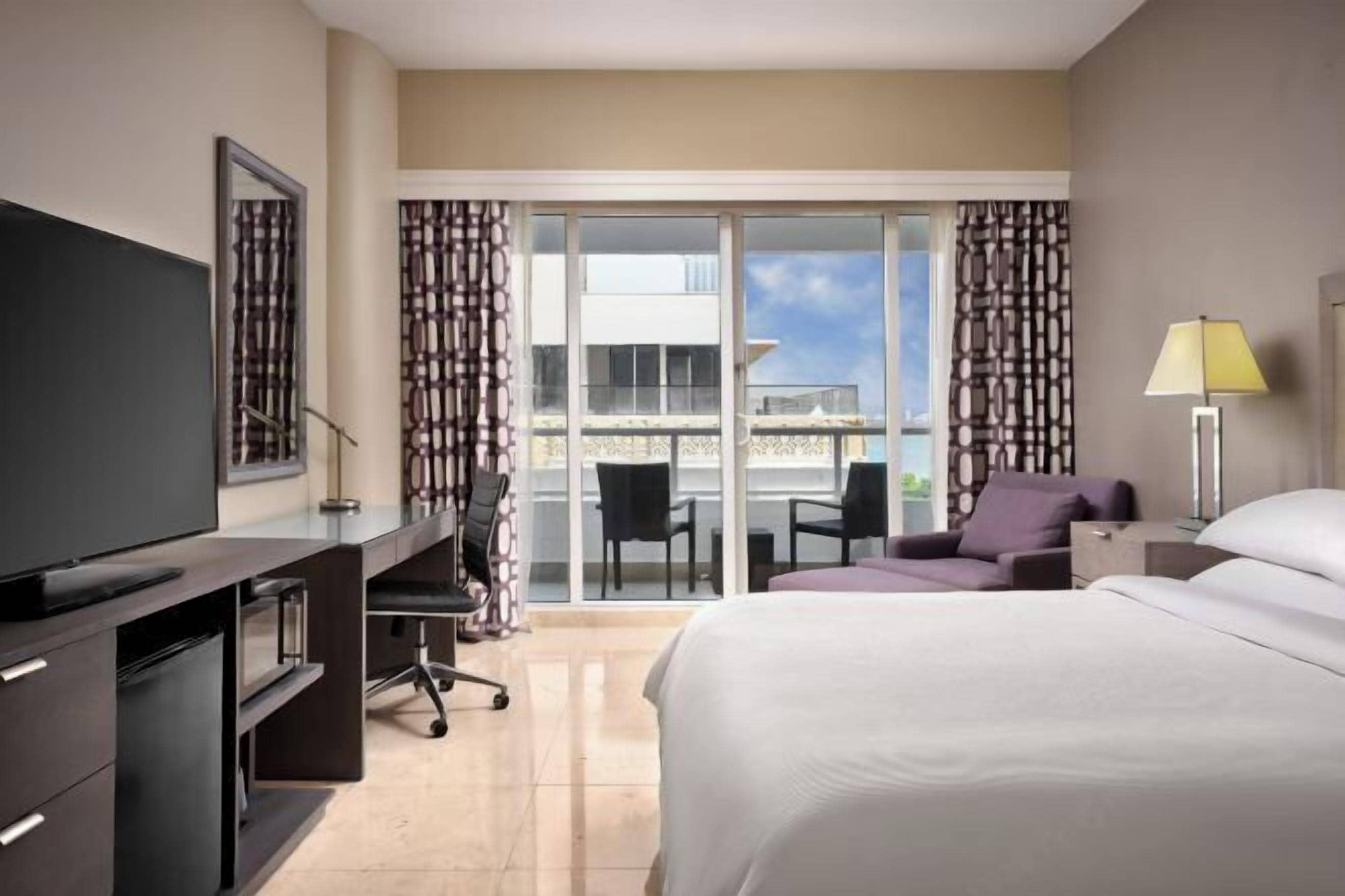 Ropa de cama hipoalergénica y caja de seguridad en la habitación 