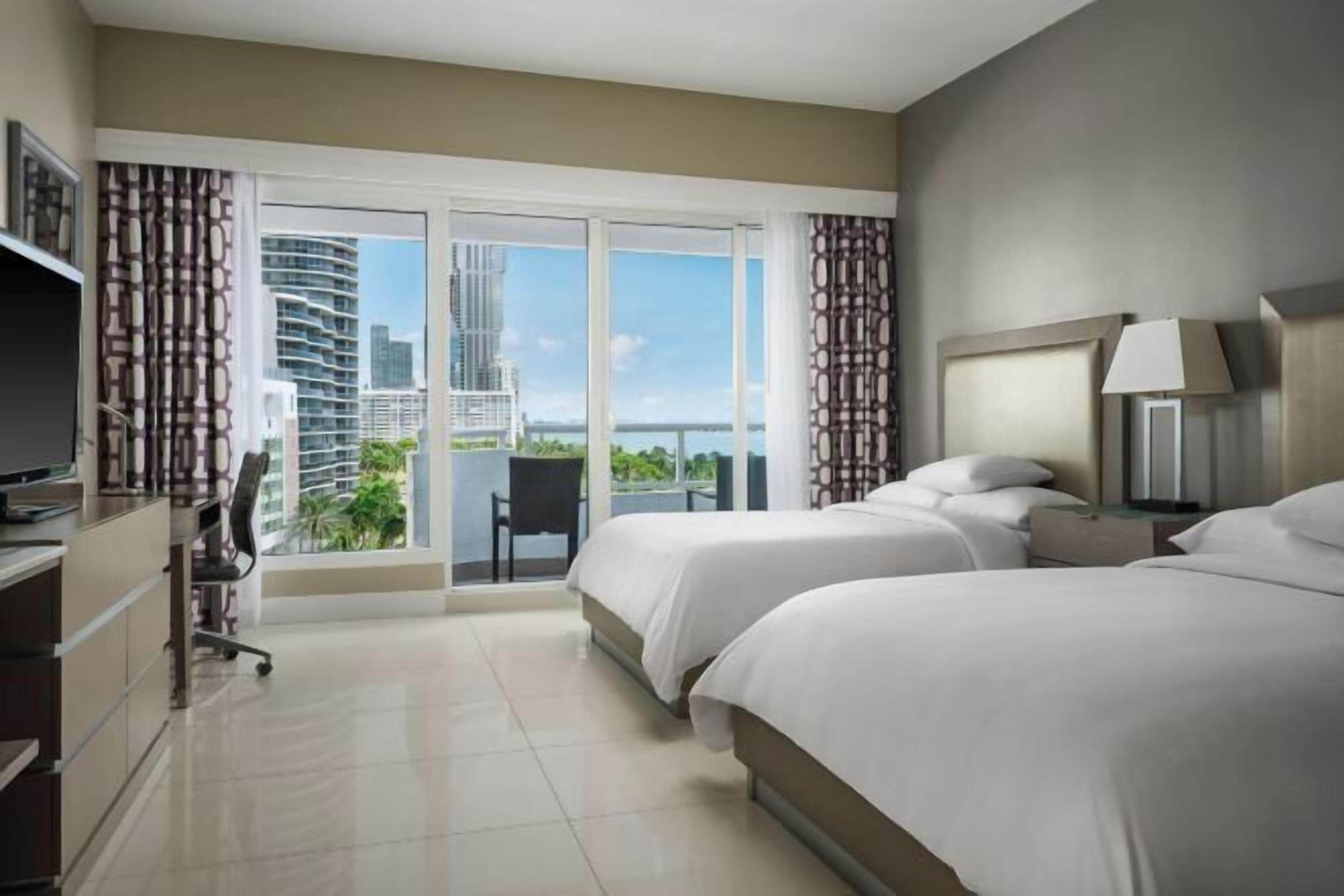 Ropa de cama hipoalergénica y caja de seguridad en la habitación 