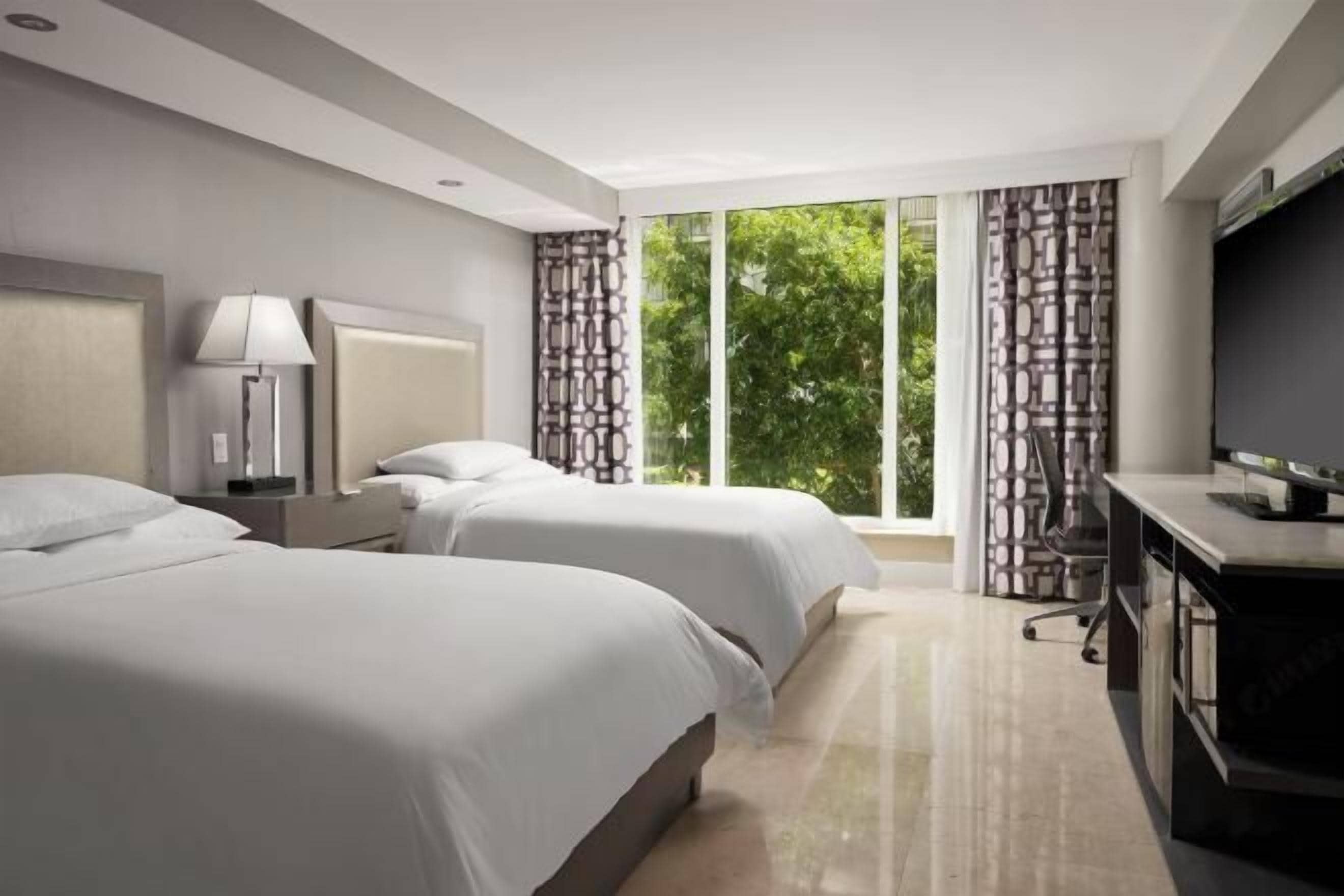 Ropa de cama hipoalergénica y caja de seguridad en la habitación 