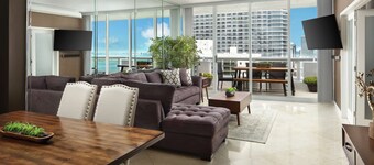 DoubleTree by Hilton Grand Hotel Biscayne Bay