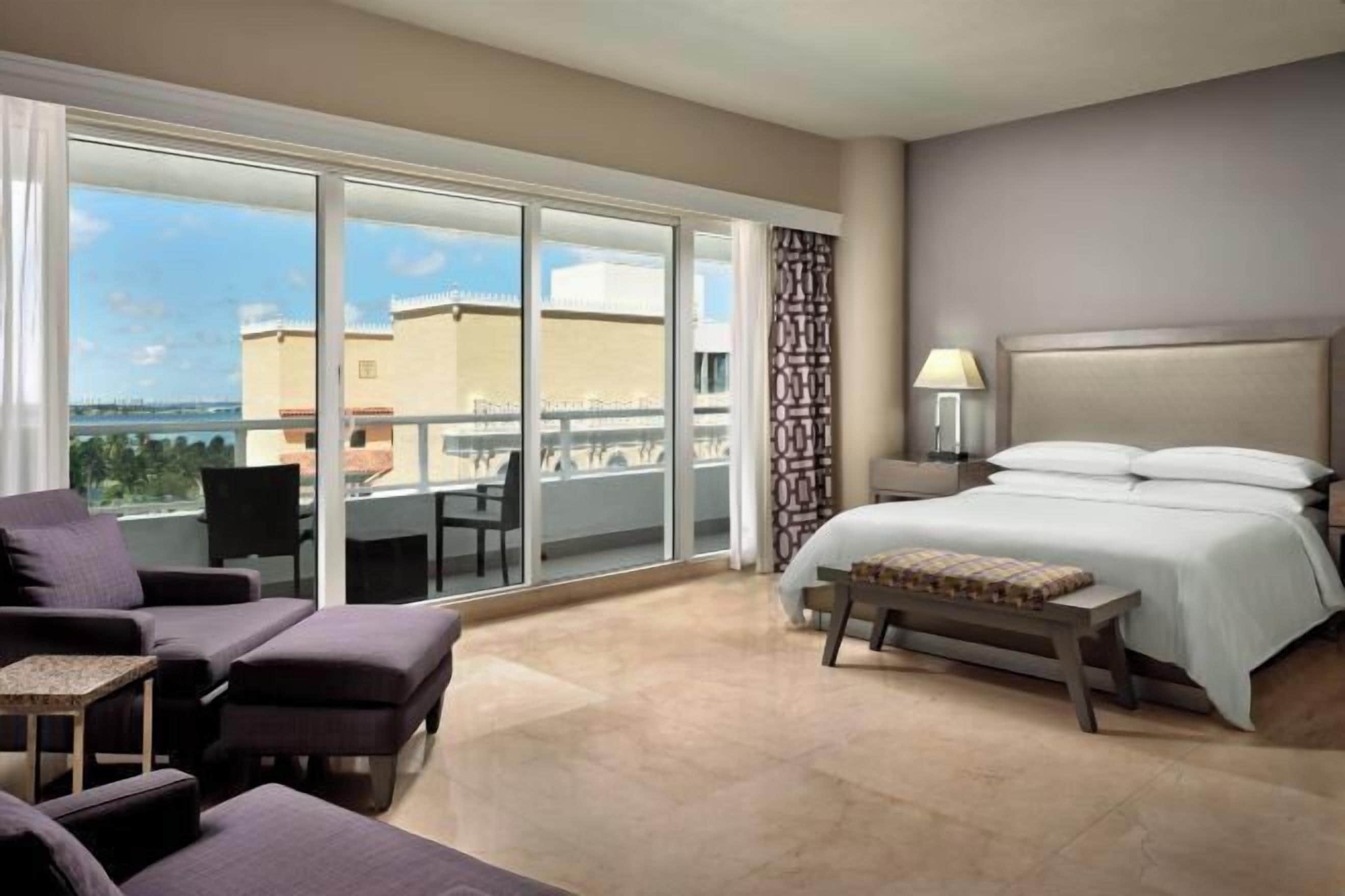 Ropa de cama hipoalergénica y caja de seguridad en la habitación 