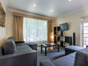 Appartamento Deluxe, 2 camere da letto (No ground floor rooms available) | Area soggiorno | TV LCD 32 pollici con canali via cavo, TV