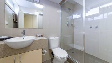 Deluxe Studio Apartment. No ground floor rooms available for this room type | Bathroom | Hair dryer, towels