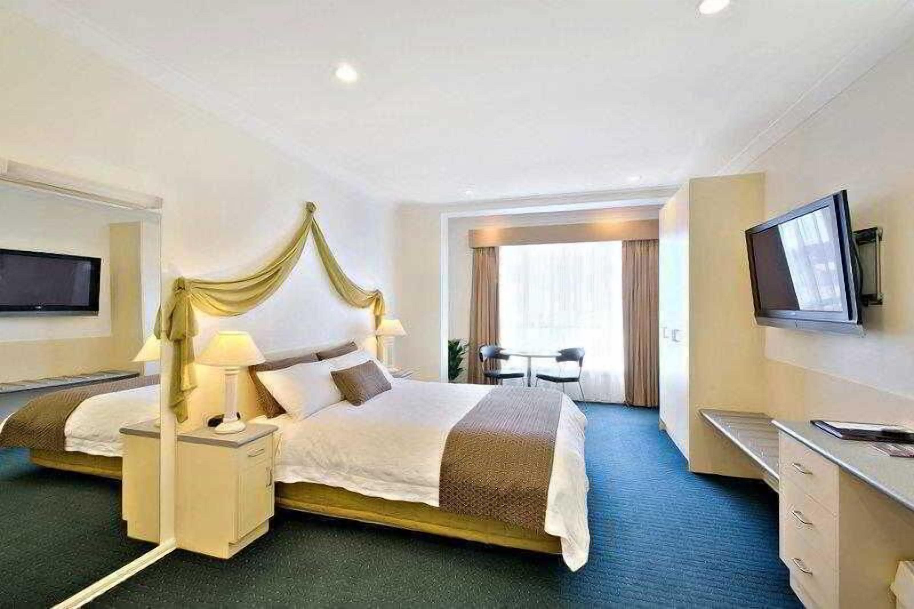 Premium bedding, desk, iron/ironing board, cribs/infant beds