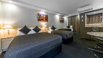 Estudi Deluxe (No ground floor rooms available) | Roba de llit d'alta qualitat, escriptori i planxa i posts de planxar
