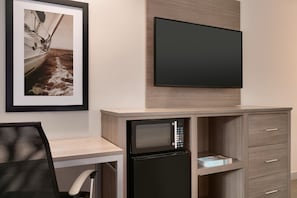 1 bedroom, premium bedding, pillow-top beds, desk