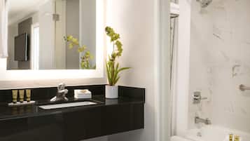 Combined shower/bathtub, free toiletries, hair dryer, towels