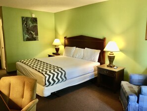 Signature Room, 1 King Bed | Desk, laptop workspace, blackout drapes, iron/ironing board