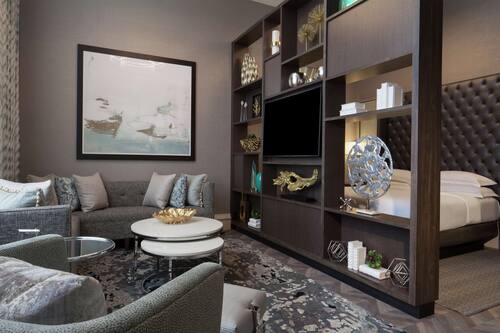 Suite Presidenziale, 1 camera da letto | Area soggiorno | TV a schermo piatto 42 pollici con canali satellitari, Smart TV