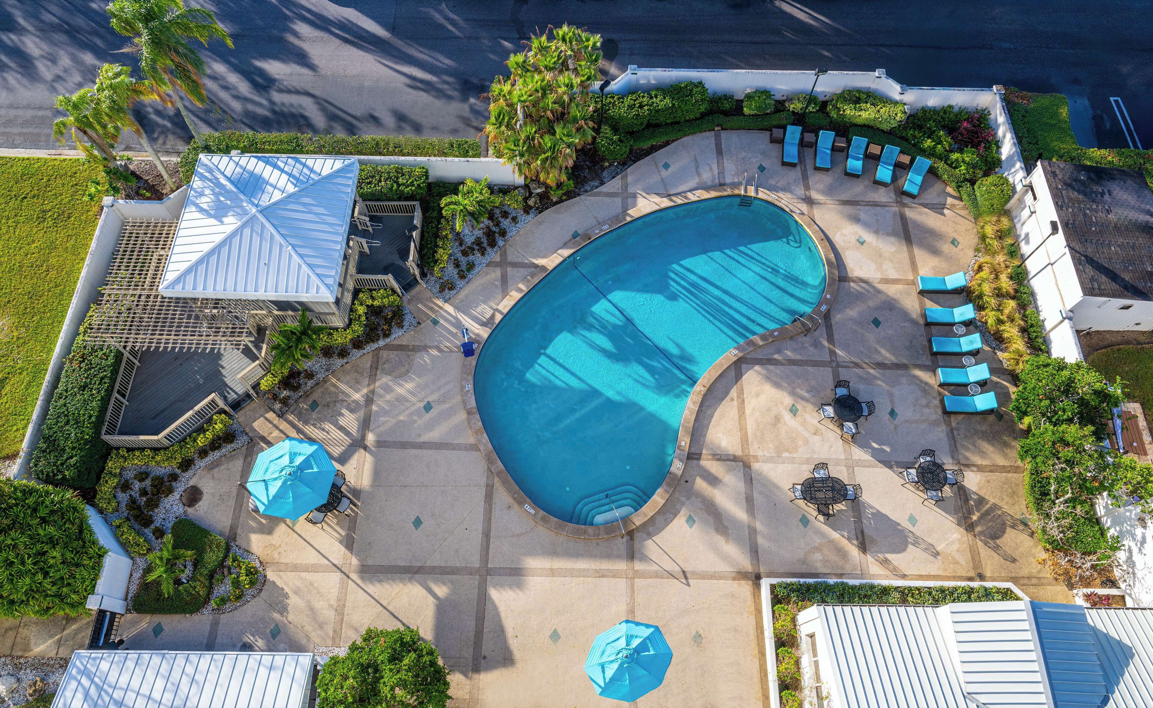 Hồ bơi ngoài trời, ghế dài tắm nắng 