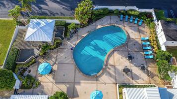 Piscine extérieure, chaises longues