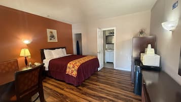 Habitación, 1 cama Queen size, para no fumadores | Tabla de planchar con plancha, wifi gratis, ropa de cama y despertador