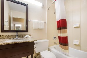 Combined shower/tub, towels, soap, shampoo - Red Roof Inn Winchester - Lexington East (Winchester)