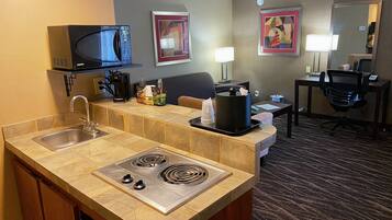 Frigobar, microondas y cafetera y tetera