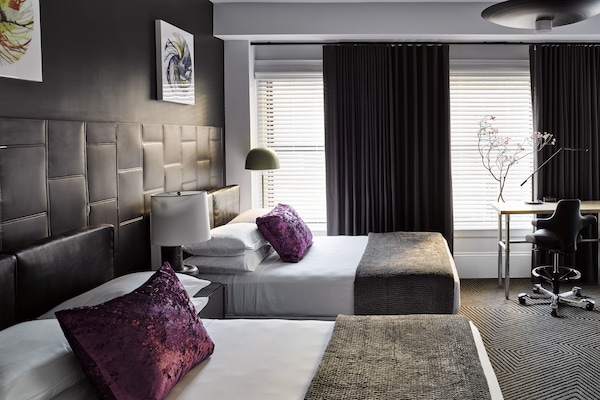 Cassaforte in camera, una scrivania, tende oscuranti