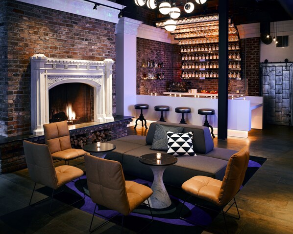 Lobby lounge